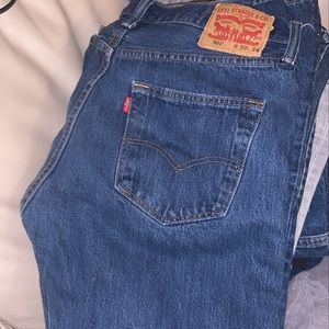 Men’s Levi’s dark blue jeans